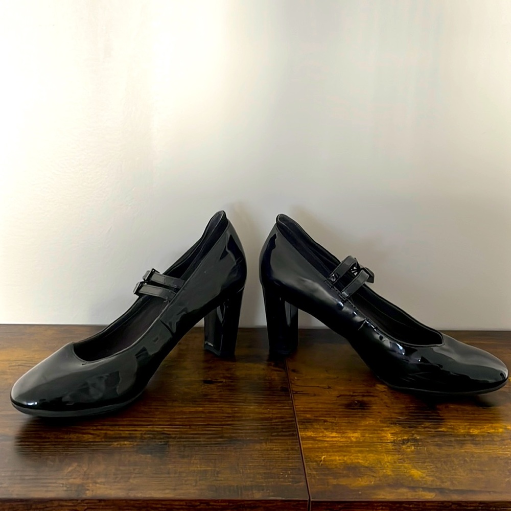 Aersoles closed tool heels, 8.5, black patent leather